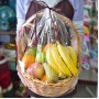 Подарочный набор фруктовая корзина и букет из хризантем